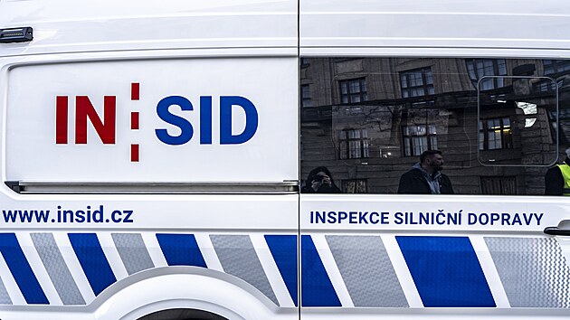 Dodávka Inspekce silniční dopravy. Má technologii čtení dat z tachografů kamionů na dálku. Odhalí i manipulaci s nimi.