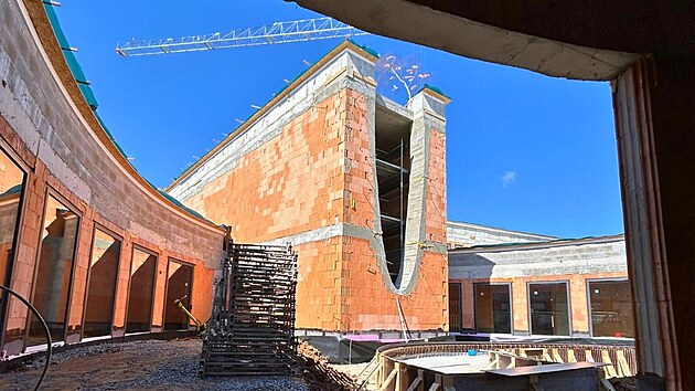 Hospic ve Stěžerách už má okna. (4. dubna 2025)