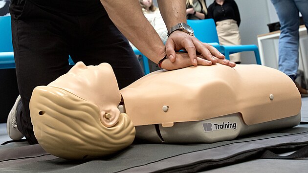V Plzni startuje unikátní projekt výuky první pomoci s pomocí virtuální reality a umělé inteligence. Projekt připravila společnost VR Training ve spolupráci s Fakultní nemocnicí v Plzni, s městem Plzeň a Českým červeným křížem. (14. dubna 2025)
