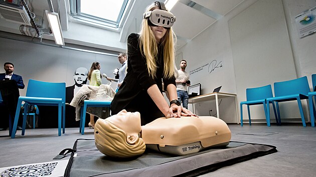 V Plzni startuje unikátní projekt výuky první pomoci s pomocí virtuální reality a umělé inteligence. Projekt připravila společnost VR Training ve spolupráci s Fakultní nemocnicí v Plzni, s městem Plzeň a Českým červeným křížem. (14. dubna 2025)