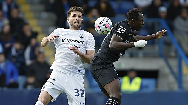 Libereck&yacute; fotbalista &Scaron;imon Gabriel a Ebrima Singhateh z Karvin&eacute; v hlavičkov&eacute;m souboji.