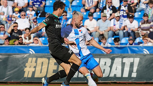 Lukáš Hůlka z Bohemians se pokouší zastavit ostravského fotbalistu Erika... Lukáš Hůlka z Bohemians se pokouší zastavit ostravského fotbalistu Erika...