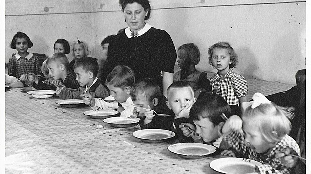 Stravovací akce pro děti v roce 1943.