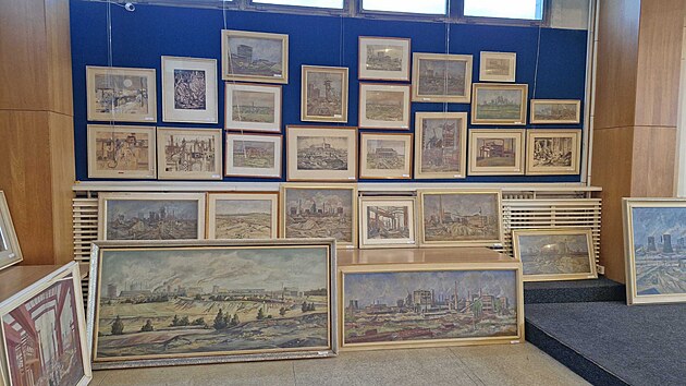 V kinosále hotelu Kovák je vystaveno zhruba dvě stě děl, která visela v administrativních prostorách hutě Liberty.