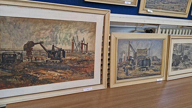 V kinosále hotelu Kovák je vystaveno zhruba dvě stě děl, která visela v administrativních prostorách huti Liberty.