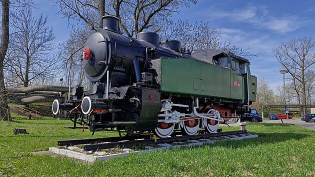 Na prodej je i poslední parní lokomotiva, která v huti do roku 1970 jezdila.