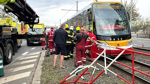 Nehoda osobního auta a tramvaje v Olšanské ulici v Praze. (13. dubna 2025)