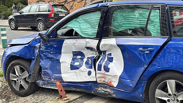 Nehoda osobního auta a tramvaje v Olšanské ulici v Praze. (13. dubna 2025)