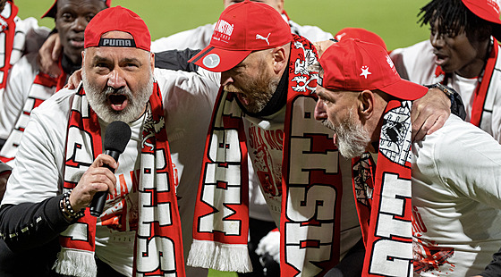 Trenér Jindřich Trpišovský s asistenty ze Slavie slaví zisk mistrovského titulu. Trenér Jindřich Trpišovský s asistenty ze Slavie slaví zisk mistrovského titulu.