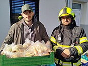 Místostarosta Rynholce Kevin Francz v noci přivezl hasičům 300 hamburgetů z... Místostarosta Rynholce Kevin Francz v noci přivezl hasičům 300 hamburgetů z...