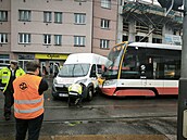 Na Klamovce narazila tramvaj do dodávky. (25. dubna 2025) Na Klamovce narazila tramvaj do dodávky. (25. dubna 2025)