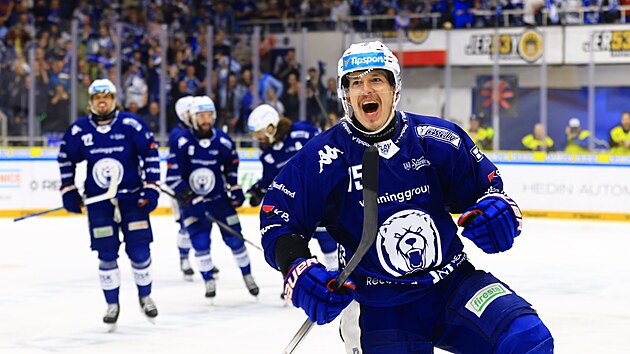 NEZAPOMENUTELNÝ VEČER. Arttu Ilomäki z Komety Brno se raduje po čtvrtém finále. NEZAPOMENUTELNÝ VEČER. Arttu Ilomäki z Komety Brno se raduje po čtvrtém finále.