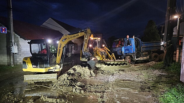 Hasiči po čtvrtečních přívalových deštích odklízeli silnici zatopené bahnem na mnoha místech jižní Moravy. V Domaníně na Hodonínsku pomáhali do třetí hodiny ráno.