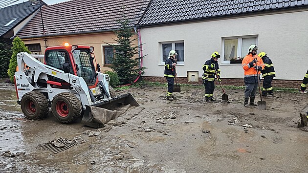 Hasiči po čtvrtečních přívalových deštích odklízeli silnici zatopené bahnem na mnoha místech jižní Moravy. Čistili silnice, čerpali zatopené domy.
