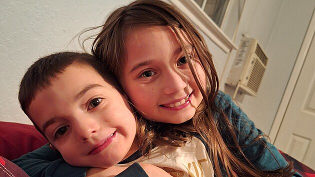 Honzík se svou sestřičkou Evičkou.