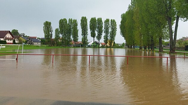 Přívalový déšť, který zasáhl Domanín na Hodonínsku, se podepsal i na nedalekých Těmicích. Pod vodou se tam ocitlo fotbalové hřiště a se sklepem pod kabinami. (24. dubna 2025)