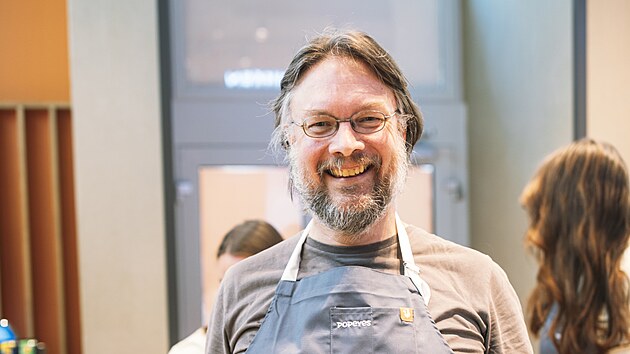 Redaktor brněnské redakce MF DNES Jiří Punčochář si vyzkoušel práci v kuchyni pobočky sítě rychlého občerstvení Popeyes, otevřené v centru jihomoravské metropole. (duben 2025)