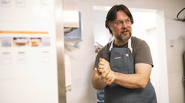 Redaktor brněnské redakce MF DNES Jiří Punčochář si vyzkoušel práci v kuchyni pobočky sítě rychlého občerstvení Popeyes, otevřené v centru jihomoravské metropole. (duben 2025)