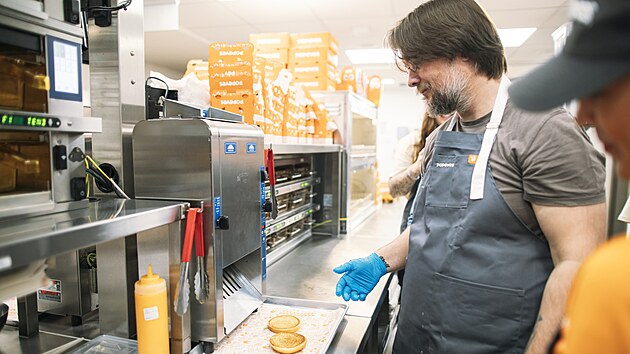 Redaktor brněnské redakce MF DNES Jiří Punčochář si vyzkoušel práci v kuchyni pobočky sítě rychlého občerstvení Popeyes, otevřené v centru jihomoravské metropole. (duben 2025)