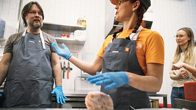Redaktor brněnské redakce MF DNES Jiří Punčochář si vyzkoušel práci v kuchyni pobočky sítě rychlého občerstvení Popeyes, otevřené v centru jihomoravské metropole. (duben 2025)