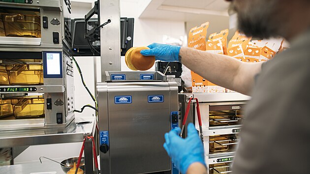 Redaktor brněnské redakce MF DNES Jiří Punčochář si vyzkoušel práci v kuchyni pobočky sítě rychlého občerstvení Popeyes, otevřené v centru jihomoravské metropole. (duben 2025)