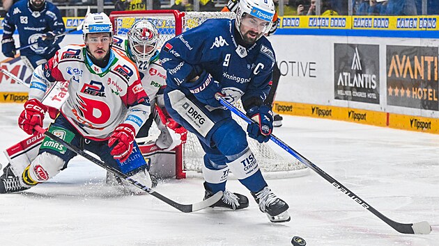 Brněnský útočník Jakub Flek (v modrém) v akci během šestého finále Komety proti... Brněnský útočník Jakub Flek (v modrém) v akci během šestého finále Komety proti...