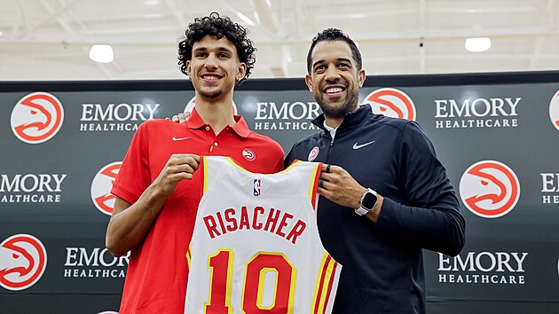 Generální manažer Atlanta Hawks Landry Fields (vpravo) s jedničkou draftu 2025... Generální manažer Atlanta Hawks Landry Fields (vpravo) s jedničkou draftu 2025...