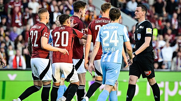 Rozhodčí Ondřej Berka couvá před sparťanskými hráči v semifinále poháru. Rozhodčí Ondřej Berka couvá před sparťanskými hráči v semifinále poháru.