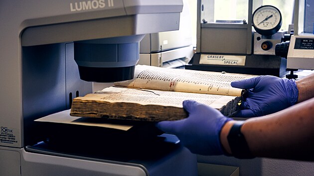 Vědci pomocí moderních analytických metod zkoumají skvrny na stránkách lékařských rukopisů a knih, jejichž chemický rozbor může odhalit ingredience, ze kterých středověcí lékaři připravovali léčivé směsi. Na unikátním výzkumu se podílí experti z Přírodovědecké fakulty Univerzity Palackého v Olomouci a 1. lékařské fakulty Univerzity Karlovy v Praze.