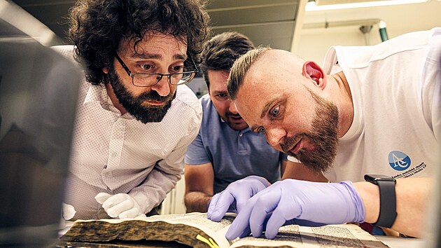 Vědci pomocí moderních analytických metod zkoumají skvrny na stránkách lékařských rukopisů a knih, jejichž chemický rozbor může odhalit ingredience, ze kterých středověcí lékaři připravovali léčivé směsi. Na unikátním výzkumu se podílí experti z Přírodovědecké fakulty Univerzity Palackého v Olomouci a 1. lékařské fakulty Univerzity Karlovy v Praze.