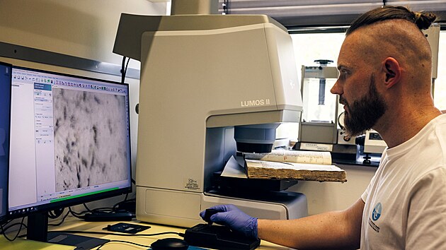 Vědci pomocí moderních analytických metod zkoumají skvrny na stránkách lékařských rukopisů a knih, jejichž chemický rozbor může odhalit ingredience, ze kterých středověcí lékaři připravovali léčivé směsi. Na unikátním výzkumu se podílí experti z Přírodovědecké fakulty Univerzity Palackého v Olomouci a 1. lékařské fakulty Univerzity Karlovy v Praze.