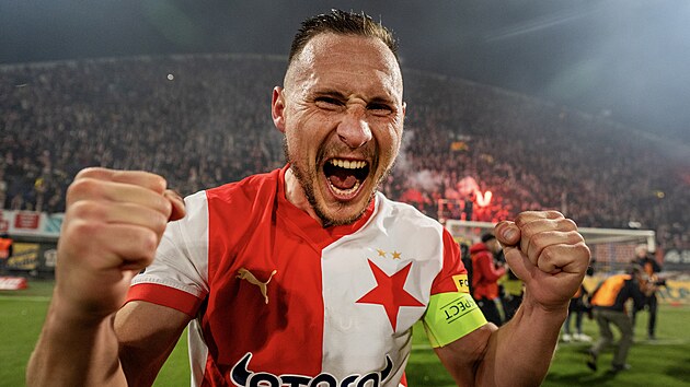 Kapitán Jan Bořil ze Slavie slaví zisk mistrovského titulu.