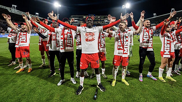 Hráči Slavie slaví zisk mistrovského titulu. Hráči Slavie slaví zisk mistrovského titulu.