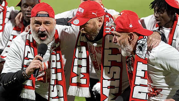 Trenér Jindřich Trpišovský s asistenty ze Slavie slaví zisk mistrovského titulu. Trenér Jindřich Trpišovský s asistenty ze Slavie slaví zisk mistrovského titulu.