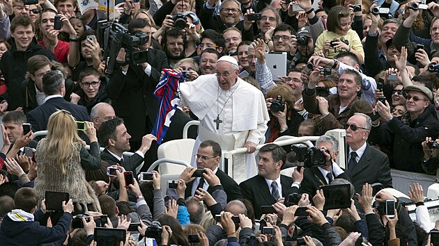 Papež František a v ruce dres klubu San Lorenzo při jednom z masových setkání.
