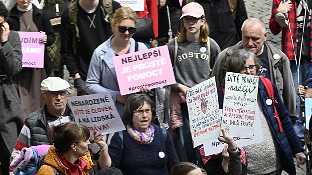V Praze se koná happening Hnutí pro život, odpůrci potratů pochodují přes centrum na Václavské náměstí. Sešli se ale také jejich oponenti, kteří svolali demonstraci. (26. dubna 2025)