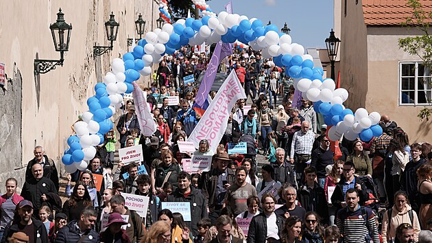 V Praze se koná happening Hnutí pro život, odpůrci potratů pochodují přes centrum na Václavské náměstí. Sešli se ale také jejich oponenti, kteří svolali demonstraci. (26. dubna 2025)