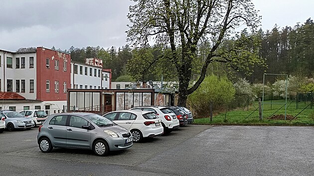 Dvoupatrové parkoviště se stáním pro 110 aut by se mělo vklínit mezi pravou stranu Modety a enviromentální centrum PodpoVRCH jihlavské zoologické zahrady.