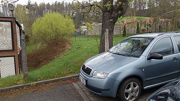 Dvoupatrové parkoviště se stáním pro 110 aut by se mělo vklínit mezi pravou stranu Modety a enviromentální centrum PodpoVRCH jihlavské zoologické zahrady.