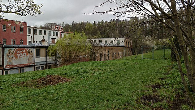 Dvoupatrové parkoviště se stáním pro 110 aut by se mělo vklínit mezi pravou stranu Modety a enviromentální centrum PodpoVRCH jihlavské zoologické zahrady.