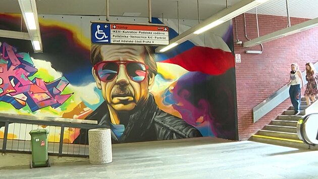 Podchod stanice metra C Budějovická v Praze zdobí nová nástěnná malba.