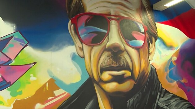 Podchod stanice metra C Budějovická v Praze zdobí nová nástěnná malba.