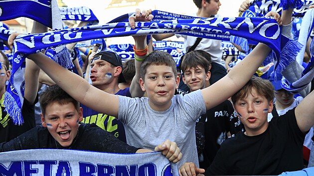 Brněnští fanoušci se při posledním zápase finále extraligy sešli na Zelném trhu. (29. dubna 2025)