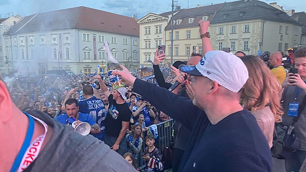 Brněnští fanoušci slaví výsledek finále extraligy. (29. dubna 2025)