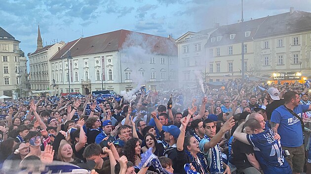 Brněnští fanoušci slaví výsledek finále extraligy. (29. dubna 2025)