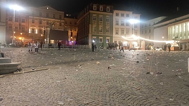 Kolem půl jedenácté fanoušky na Zelném trhu vystřídala úklidová četa. (29. dubna 2025)