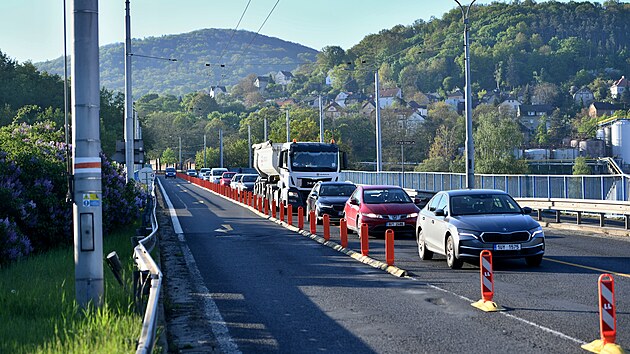 Ústí nad Labem prožívá první ranní špičku po uzavření Benešova mostu. Na některých místech se tvořily kolony. (28. dubna 2025)