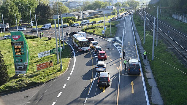 Ústí nad Labem prožívá první ranní špičku po uzavření Benešova mostu. Kolona v části Střekov (28. dubna 2025)