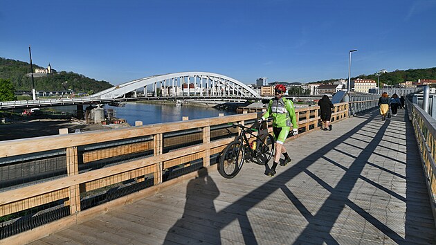 Ústí nad Labem prožívá první ranní špičku po uzavření Benešova mostu. Pěší se přes řeku Labe dostanou po provizorní lávce. (28. dubna 2025)