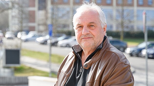 Hokejový funkcionář. Letos 66letý Petr Husička získal se Vsetínem pět titulů,... Hokejový funkcionář. Letos 66letý Petr Husička získal se Vsetínem pět titulů,...